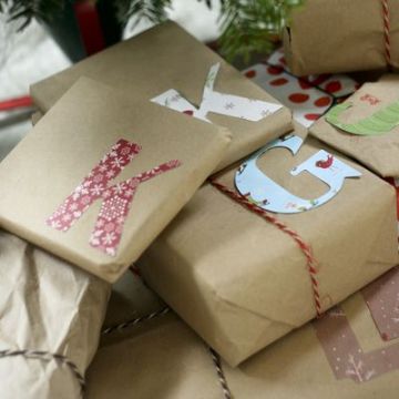 Podéis recortar letras en papel de regalo o revista para personalizar cada paquete con la inicial de la persona que lo recibe